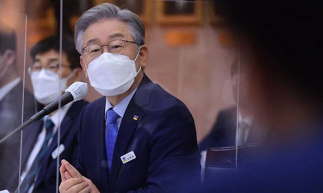 더불어민주당 이재명 대선 후보가 18일 경기 수원시 경기도청에서 열린 국회 행정안전위원회의 경기도에 대한 국정감사에서 마지막 질의에 답변하고 있다. 수원=뉴스1