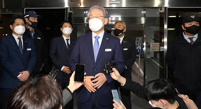 더불어민주당 대선 후보인 이재명 경기지사가 지난 18일 경기 수원시 팔달구 경기도청에서 열린 국회 행정안전위원회의 경기도 국정감사를 마치고 취재진의 질문에 대답하고 있다.&nbsp;수원=연합뉴스