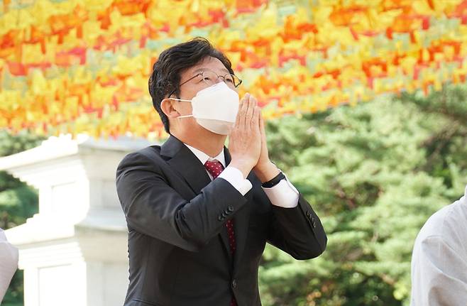 유승민 전 의원이 19일 대구 팔공산 동화사를 찾아 합장하고 있다. 유승민 캠프 제공