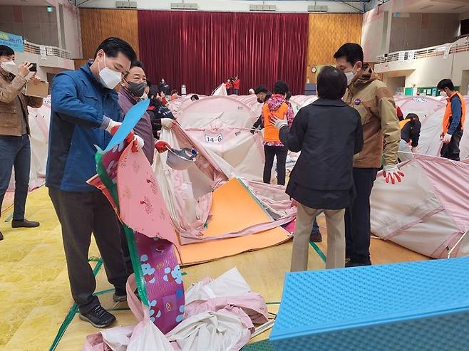 이강덕 포항시장, 김정재 국회의원, 정해종 포항시의회 의장, 공원식 포항11·15지진범대위 공동위원장 등이 짐을 정리하고 있다.