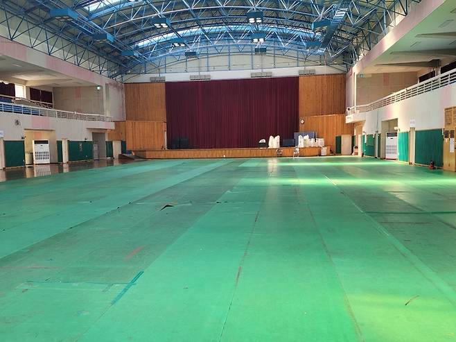 말끔히 정리된 흥해실내체육관.
