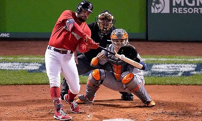 보스턴 카일 슈워버가 19일 보스턴 펜웨이파크에서 열린 휴스턴과의 ALCS 3차전 2회 말 만루홈런을 쏘아올리고 있다. 보스턴=AP연합뉴스