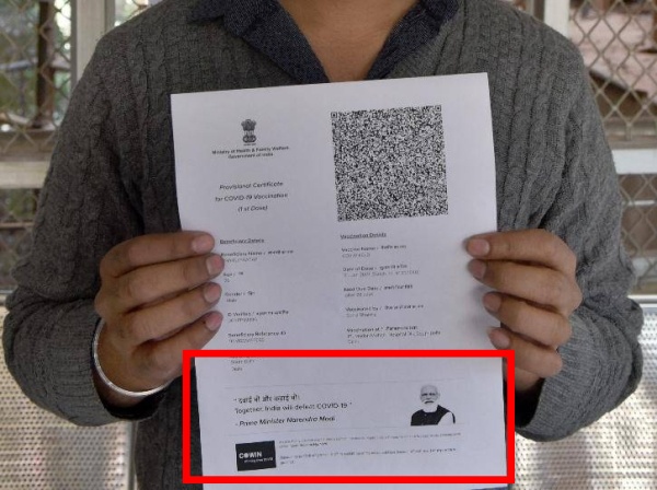 나렌드라 모디 인도 총리의 얼굴이 새겨진 백신 증명서를 손에 든 인도 남성