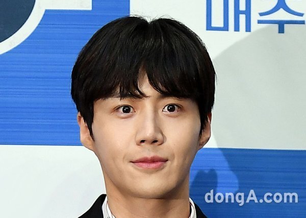 As a result of Dong-A.com coverage, the exclusive contract between Kim Seon-ho and Salt Entertainment was originally scheduled to expire last month (September).However, industry sources say Kim Seon-ho has been appearing on TVNs Saturday drama Gat Village Cha Cha Cha (director Yoo Jae-wons play, Shin Ha-eun), extending the end of management work.An industry source told Dong-A.com that Kim Seon-ho and Salt Entertainment had discussed the contract renewal since last summer, ahead of the expiration of the exclusive contract (September).Rumors that Kim Seon-hos exclusive contract expired have already spread to the industry, with several companies attempting to contact him.However, I know that the schedule of the Cha Cha Cha Cha Cha in the village of Gat has been delayed since the end of the work on the re-contract or transfer, but the problem has broken out. In fact, Kim Seon-ho and Salt Entertainment signed an exclusive contract in September 2018 and worked together for three years.Kim Seon-ho got systematic and relatively stable actor management, and Salt Entertainment, which was focused on female actors, raised Top-trend male actors.The two sides were win-wins, but this relationship eventually went to a catastrophe, with Kim Seon-ho being named as Actor K., who was in the midst of suspicion of abortion.On the 17th, Mr. A posted an article about Actor K on the community bulletin board under the domestic portal site.A, who claims to have been in a relationship with Actor K, was forced to have an abortion from Actor K.According to Mr. A, the two dated from the beginning of last year (2020) to the middle of this year (summer).Mr. A claimed that he had no contraception when he stopped contraception because of his health, and that he informed Actor K of the pregnancy fact in July last year.Actor K. has committed abortion and marriage for damages for billions of advertising. The problem is after abortion.Actor K showed emotional ups and downs as an excuse for his work and suddenly announced his separation at the end of May.It is impossible to have normal daily life in the image that comes out too differently on TV.I decided to write with all the risks that I had to tell my personal story as a woman, he said.Not only aftereffects of separation, but also his subhuman behavior, which demanded unilateral sacrifice because he was sensitive to the purpose of erasing precious babies and working on them, is a serious mental and physical trauma.If I did not write this, I would not be able to live a proper life in the shadow of the pain he gave me for the rest of my life. Mr. As claim demanded evidence online because Mr. A has already contained all the details that would specify Actor K.There are so many pictures that its not difficult to do that, because of legal reasons for not posting them right away, A said in a request for evidence. Im worried about whether to post a photo, but Ill think carefully.I have been suffering from guilt and pain for over a year, not because I have made it easy or made a decision. Salt Entertainment, who was consistent with silence, barely spoke. Disclosure has been up for three days.Salt Entertainment said in an official statement on the morning of the 19th, I am sincerely sorry that I did not convey my position quickly. We are currently aware of the facts of the anonymous article.I am sincerely sorry for the inconvenience that it has caused me to be worried about the bad things, he said.Kim Seon-ho, who was a big fan of SNS (Instagram) activities, is silent about where he is watching the situation.Three days after Disclosure was posted and evolved into controversy, Salt Entertainment, a subsidiary company, said that it was only understanding the facts.What position will Kim Seon-ho and Salt Entertainment put forward, and it is noteworthy whether both sides will continue their current accompaniment.