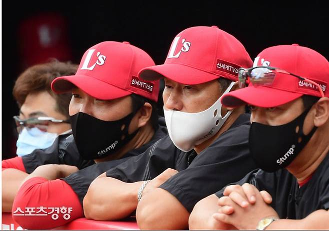 이진영 SSG 타격코치(왼쪽)가 조원우 벤치코치(가운데) 등과 함께 경기를 지켜보고 있다. SSG 랜더스 제공