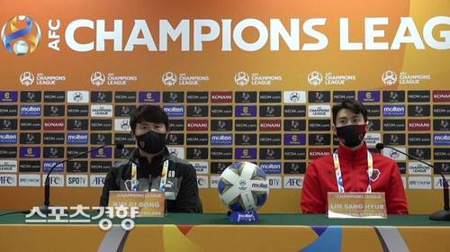 김기동 포항 스틸러스 감독(왼쪽)과 임상협이 19일 울산 현대와의 2021 아시아챔피언스리그 4강전을 하루 앞두고 열린 비대면 기자회견에서 취재진의 질문에 답하고 있다.     전북 현대 유튜브 캡처