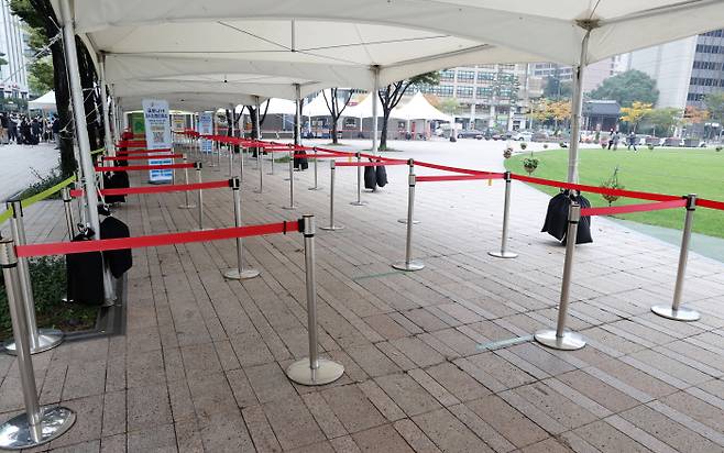 19일 서울시청 앞 광장에 마련된 코로나19 임시선별검사소가 한산한 모습을 보이고 있다. 연합뉴스