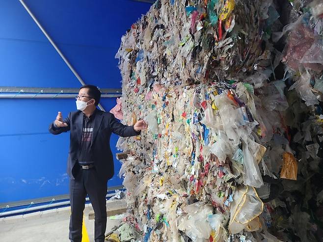 에코크레이션 인천 공장 수거 폐비닐 (서울=연합뉴스) 김철선 기자 = 열분해유 생산업체 에코크레이션 전범근 대표가 18일 열분해유 생산에 사용되는 폐비닐 수거 현황을 소개하고 있다. 2021.10.19 kcs@yna.co.kr