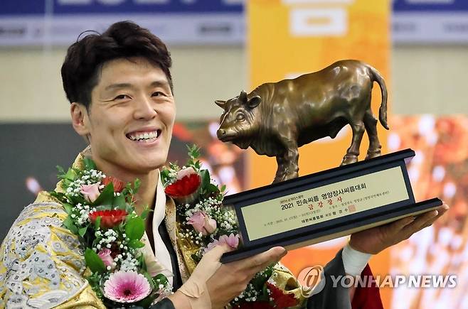영양장사씨름대회 금강장사 오른 김민정 (서울=연합뉴스) 19일 경상북도 영양군 영양국민체육센터에서 열린 '위더스제약 2021 영양장사씨름대회' 금강장사에 등극한 영월군청 소속 김민정이 황소트로피를 들고 기념사진을 찍고 있다. 2021.10.19 
    [대한씨름협회 제공. 재판매 및 DB 금지] photo@yna.co.kr