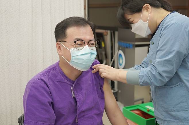 3차 백신 접종 박상일 동남권원자력의학원장이 2차 백신 예방접종을 하고 있다. [동남권원자력의학원 제공]