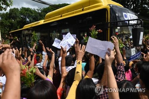 '반군부 정치범' 석방 환호하는 미얀마인들    (양곤 AFP=연합뉴스) 미얀마 양곤의 인세인 교도소에 구금됐다 석방된 정치범들을 태운 호송 버스가 19일(현지시간) 교도소 앞에 나타나자 이들을 기다리던 가족 등이 두 팔을 든 채 환호하고 있다. 지난 2월 쿠데타를 자행한 미얀마 군사 정부는 아세안(ASEAN·동남아시아국가연합)이 오는 26일~28일 열리는 정상회의에서 군정 지도자 민 아웅 흘라잉 총사령관의 참석을 불허한다고 발표하자 정치범들을 석방하기 시작했다. 앞서 전날 군정은 국영 TV를 통해 반군부 시위로 억류·구금 중인 5천600여 명을 석방한다고 발표했다.
    knhknh@yna.co.kr
(끝)