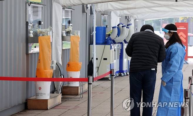 신규 확진자 감소세 (서울=연합뉴스) 김인철 기자 = 19일 서울시청 앞 광장에 마련된 신종 코로나바이러스 감염증(코로나19) 임시선별검사소가 다소 한산한 모습을 보이고 있다. 2021.10.19 yatoya@yna.co.kr