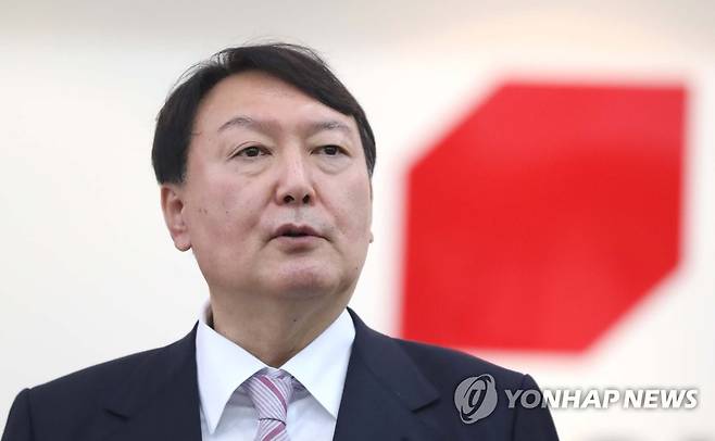 국민의힘 윤석열 대선 예비후보 (창원=연합뉴스) 김동민 기자 = 국민의힘 윤석열 대선 예비후보가 19일 오후 창원 의창구 경남도당에서 열린 '경남 선대위 임명장 수여식'에서 발언하고 있다. 2021.10.19 image@yna.co.kr