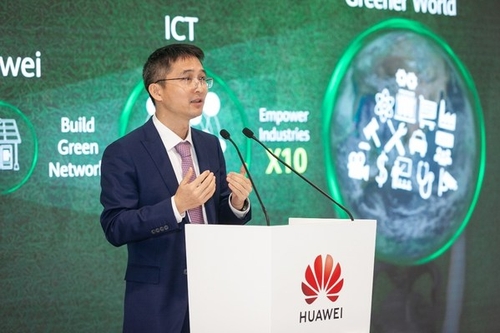 Bob Cai speaks at the BWS (PRNewsfoto/Huawei)