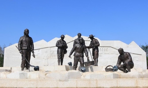 Photo shows a sculpture in the Yangshao Village National Archaeological Park in Yangshao village, Mianchi county, in the city of Sanmenxia in central China's Henan province. (PRNewsfoto/Xinhua Silk Road)