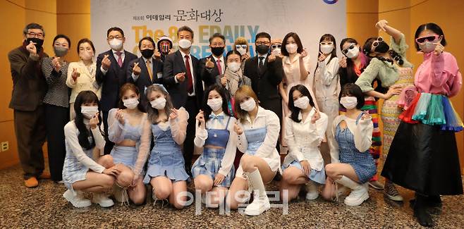 ‘제8회 이데일리문화대상’ 시상식이 19일 서울 종로구 세종문화회관 대극장에서 열렸다. 곽재선(뒷줄 왼쪽에서 여덟번째) 이데일리 회장과 수상자 및 공연 관계자들이 리셉션에서 기념사진을 촬영하고 있다. 뒷줄 왼쪽부터 유영대 국악방송 사장, 김선정 서울무용제 총예술감독, 차수정 명작무극장 예술감독, 조남규 한국무용협회 이사장, 유인택 예술의전당 사장, 김보람 앰비규어스 댄스컴퍼니 예술감독, 임웅수 한국국악협회 이사장, 곽재선 이데일리 회장, 안숙선 명창, 예주열 CJ ENM 공연사업부장, 배우 한재아, 앰비규어스 댄스컴퍼니 무용수들, 그룹 트와이스(앞줄 왼쪽부터 채영·나연·사나·다현·모모·미나·지효). (사진=방인권 기자)