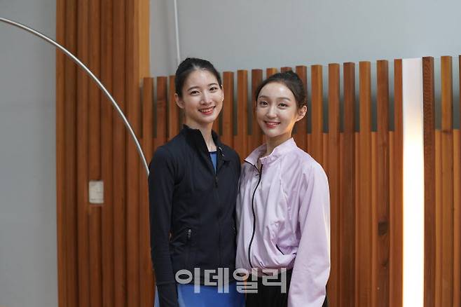 국립발레단 ‘주얼스’에서 에메랄드를 맡은 단원 곽화경(오른쪽), 루비를 맡은 정은지. 최근 서울 서초구 예술의전당에서 만난 두 무용수는 “‘주얼스’는 고전발레보다 더 자유로운 춤을 볼 수 있는 작품이 될 것”이라며 기대감을 나타냈다. (사진=국립발레단)