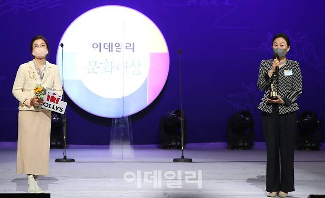 김선정 서울무용제 총예술감독(오른쪽)과 차수정 명작무극장 예술감독이 19일 오후 서울 종로구 세종문화회관에서 열린 ‘제8회 이데일리 문화대상’ 시상식에서 ‘무용 최우수상’을 받은 뒤 수상소감을 밝히고 있다.(사진=이영훈 기자)