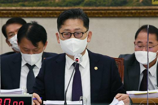 김현수 농림축산식품부 장관이 20일 서울 여의도 국회에서 열린 농림축산식품해양수산위원회 국정감사에서 의원 질문에 답변하고 있다. (사진=연합뉴스)