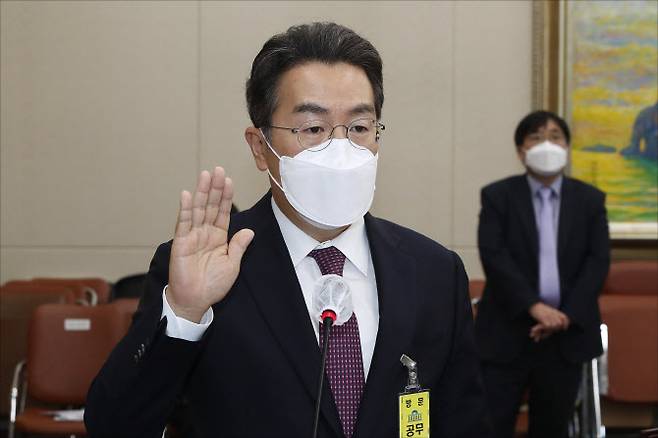 강한승 쿠팡 대표이사가 20일 오후 서울 여의도 국회에서 열린 국회 정무위원회 종합국정감사에 증인으로 출석, 선서하고 있다.(사진 = 국회사진기자단)