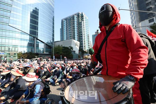 [이데일리 이영훈 기자] 10·20 민주노총 총파업에 참가한 조합원들이 20일 서울 서대문역 인근에 기습 집결해 인기 드라마 오징어게임 복장을 입고 집회를 하고 있다.