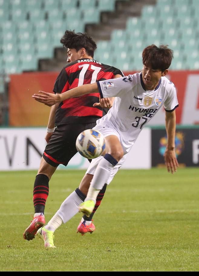 포항 이상협과 울산 윤인록(흰색)이 20일 오후 전북 전주월드컵경기자에서 열린 아시아축구연맹(AFC) 챔피언스리그(ACL) 준결승전에서 공을 다투고 있다. (전주=연합뉴스)