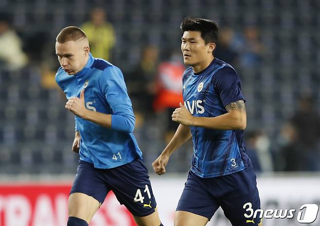 페네르바체 수비수 김민재(오른쪽) © 로이터=뉴스1