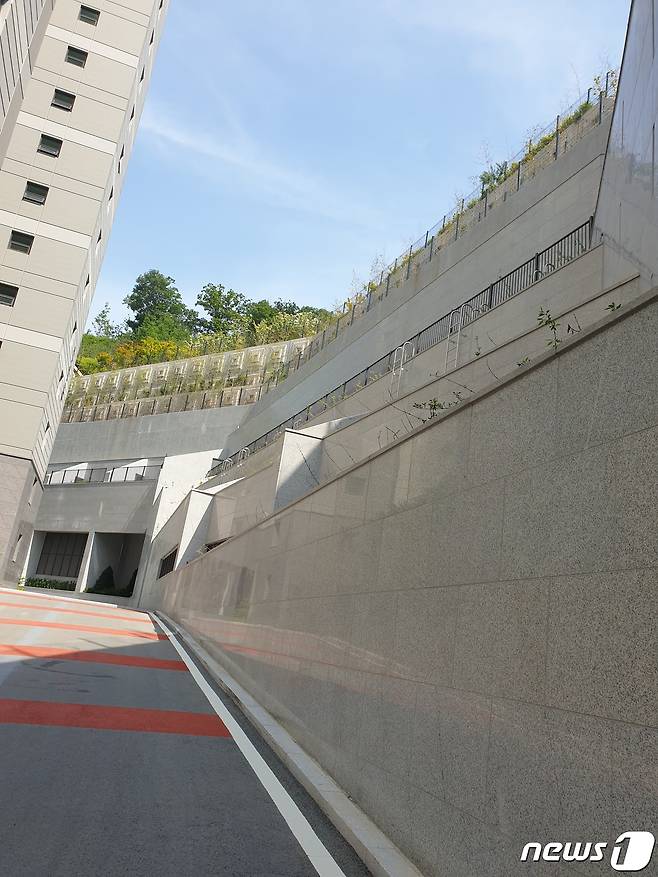 높은 옹벽과 과다 이익 등으로 논란의 중심에 서 있는 성남시 백현동 아파트. © News1 김평석 기자