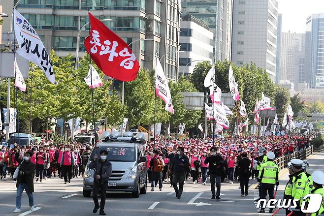 10.20 총파업에 돌입한 민주노총 조합원들이 20일 서울 서대문사거리로 행진하고 있다. 2021.10.20/뉴스1 © News1 유승관 기자