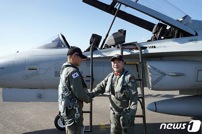 문재인 대통령이 20일 경기도 성남시 서울공항에서 열린 2021 서울 국제 항공우주 및 방위산업 전시회(ADEX) 개막 기념행사에 국산 경공격기 FA-50을 타고 도착하고 있다. 문 대통령이 탑승한 FA50은 수원 공군기지를 출발해 천안 독립기념관과 서울 현충원, 용산 전쟁기념관 상공을 비행해 서울공항에 도착했다. 2021.10.20/뉴스1 © News1 이광호 기자