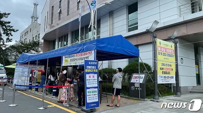 경남 창원시보건소 선별진료소에 코로나19 진단검사를 위해 시민들이 줄을 서서 기다리고 있는 모습. © 뉴스1 강정태 기자