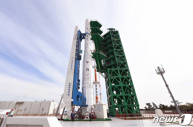 순수 우리기술로 만들어진 '한국형 발사체' 누리호가 발사 하루 전인 20일 오전 전남 고흥군 나로우주센터 제2발사대에 기립되고 있다. (한국항공우주연구원 제공) 2021.10.20/뉴스1