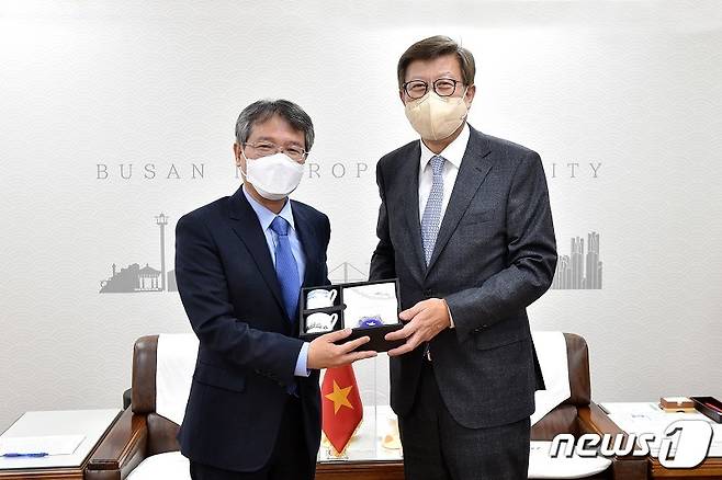 박형준 부산시장이 20일 오후 응우옌 부 뚱(Nguyen Vu Tung) 주한베트남대사를 접견하고 있다.(부산시 제공)© 뉴스1