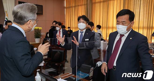 이재명 경기도지사가 20일 경기도 수원시 팔달구 경기도청에서 열린 국회 국토교통위원회의 경기도청에 대한 국정감사에서 오전 질의를 마친 뒤 홍지선 도시주택실장에게 박성민 국민의힘 의원(오른쪽)의 질의와 관련한 설명을 듣고 있다. 2021.10.20/뉴스1 © News1 국회사진취재단