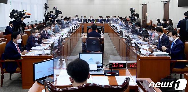 20일 서울 여의도 국회에서 열린 보건복지위원회의 보건복지부와 질병관리청·식품의약품안전청 등에 대한 종합국정감사에서 권덕철 보건복지부 장관이 의원 질의에 답하고 있다. 2021.10.20/뉴스1 © News1 구윤성 기자