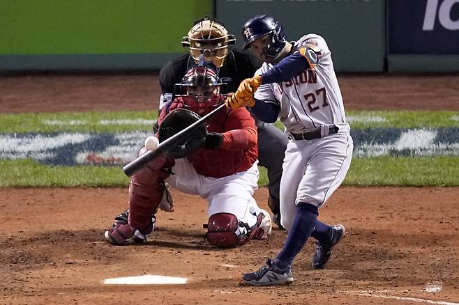 휴스턴 애스트로스 호세 알투베가 20일(한국시각) 아메리칸리그 챔피언십시리즈 4차전에서 보스턴 레드삭스 가렛 위틀록의 96마일 싱커를 받아쳐 좌월 홈런포를 터뜨리고 있다. 이 홈런은 알투베의 개인통산 21번째 포스트시즌 아치로 이 부문 단독 3위로 올라섰다. AP연합뉴스