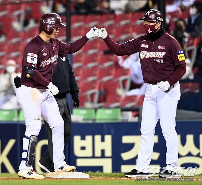 2021 KBO리그 키움 히어로즈와 LG 트윈스의 경기가 20일 잠실야구장에서 열렸다. 5회초 1사 2,3루 키움 김혜성이 2타점 적시타를 치고 기쁨을 나누고 있다. 잠실=허상욱 기자 wook@sportschosun.com/2021.10.20/