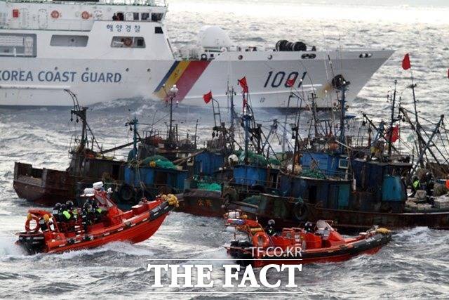 20일 군산해양경찰서에 따르면 이날 0시 5분께 전북 군산시 어청도 남서쪽 124㎞ 해상에서 239톤급 중국어선 A호가 전복됐다는 신고가 접수됐다. 사진은 기사 내용과 관계 없음. /더팩트DB