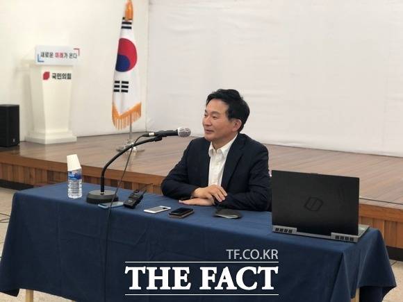 국민의힘 대선경선 주자인 원희룡 후보가 윤석열 후보의 전두환 전 대통령에 대한 발언에 대해 "잘못된 역사 인식과 인식의 천박함을 나타내는 망언"이라고 질타했다. 20일 국민의힘 대구시당에서 열린 원희룡 후보 기자간담회 / 대구 = 박성원 기자