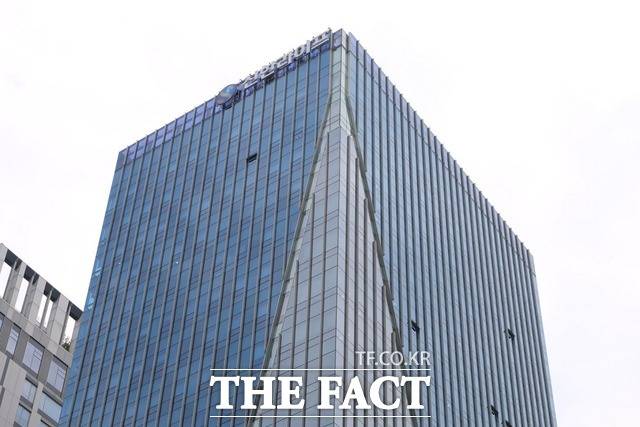 20일 국회 정무위원회 소속 더불어민주당 홍성국 의원이 금융감독원으로부터 받은 자료에 따르면 신한라이프의 지난해 고아계약은 월평균 10만8797건에 이르는 것으로 나타났다. /신한라이프 제공