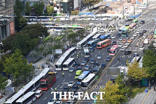 전국민주노동조합총연맹(민주노총)이 서울을 비롯한 전국 14개 지역에서 대규모 총파업과 집회 개최를 예고한 20일 오후 서울 광화문 일대에 경찰 버스와 펜스가 설치돼 있다. /남용희 기자