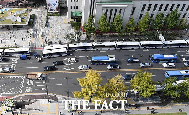서울 시청 일대에는 경찰 버스 차벽과,