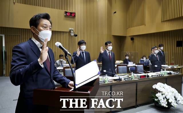 오세훈 서울시장이 국회 국토교통위원회 국정감사에서 서울 집값 상승은 본인 책임이 아니라 정부의 정책실패 때문이라고 강조했다. 오 시장이 20일 서울시청에서 열린 국감에서 선서를 하고 있다. /뉴시스