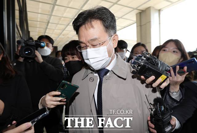 경기 성남시 대장동 개발사업 특혜 의혹의 핵심 인물이자 화천대유의 대주주 김만배 씨가 20일 오후 서울 서초구 서울중앙지방검찰청에서 조사를 받기 위해 출석하고 있다. 2021.10.20. /뉴시스