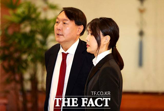 국민의힘 유력 대권 주자 윤석열 전 검찰총장이 20일 아내 김건희 씨의 도이치모터스 등 주식거래내역을 공개했다. 윤석열 캠프 법률팀은 "구체적 근거도 없이 주가조작 '공범' 운운하는 것은 말이 되지 않는다"고 주장했다. 2019년 7월 25일 청와대 본관에서 검찰총장 임명장 수여식 당시 윤 전 총장과 김 씨. /뉴시스