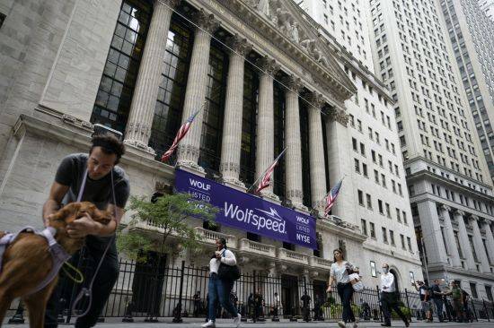 지난 4일(현지시간) 미국 뉴욕시 맨해튼에 있는 뉴욕증권거래소 건물 앞으로 행인들이 지나가고 있다. [이미지출처=연합뉴스]