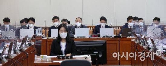 홍남기 경제부총리가 20일 국회에서 열린 국회 기획재정위원회의 기획재정부에 대한 국정감사에 출석, 의원들 질의에 답변하고 있다./윤동주 기자 doso7@