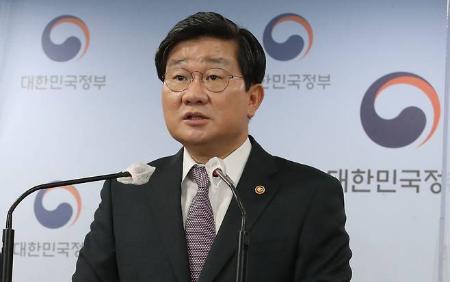 지난 18일 전해철 행정안전부 장관이 서울 종로구 정부서울청사에서 브리핑하는 모습. /뉴시스