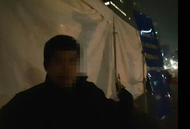 조폭 출신 A씨가 2016년 6월 이재명 당시 성남시장이 단식 농성 중이던 광화문광장에서 찍힌 사진. 이 사진을 올린 페이스북 이용자는 사진 설명으로 '오늘 새벽 4시경 A씨. 시장님 곁에서 경호를 서고 있는 고마운 A씨'라고 적었다. /페이스북