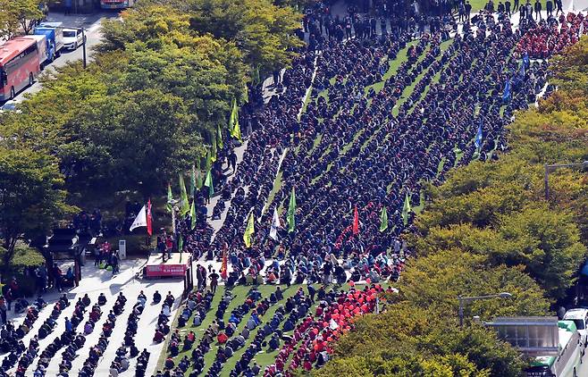 민주노총 부산지역본부 조합원 1만여명(주최 측 추산)이 20일 오후 부산 부산진구 송상현광장에서 총파업대회를 열고 있다. /뉴시스